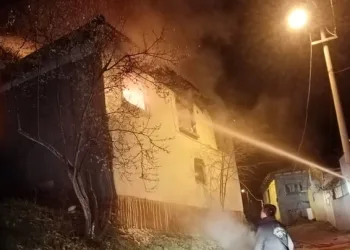 Bursa’da benzinle soba yakmak isterken evi yaktı