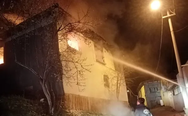 Bursa’da benzinle soba yakmak isterken evi yaktı
