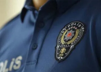 Bursa’da müşteri kılığına giren polisten kaçak telefon operasyonu