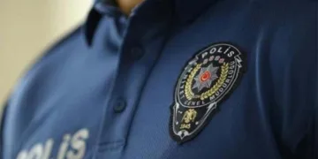 Bursa’da müşteri kılığına giren polisten kaçak telefon operasyonu