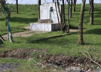 Tartıştığı eşini benzin döküp yaktı