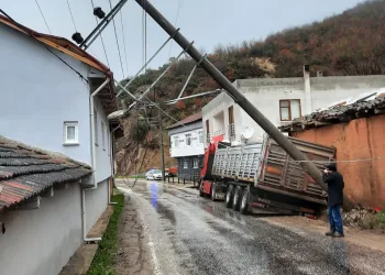 Bursa’da mahalleyi elektriksiz bırakan kaza