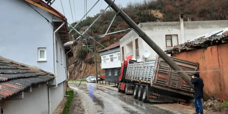 Bursa’da mahalleyi elektriksiz bırakan kaza