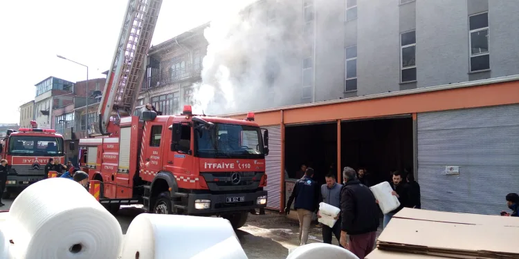 Mobilya mağazasında çıkan yangın 1 saatte söndürüldü