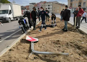 Bursa’da motosiklet sürücüsü yön tabelasına çarptı