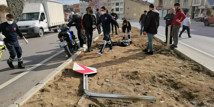 Bursa’da motosiklet sürücüsü yön tabelasına çarptı