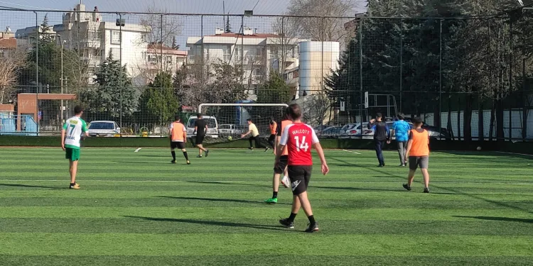 Bursa’da açılan halı sahalara çevre illerden  yoğun ilgi