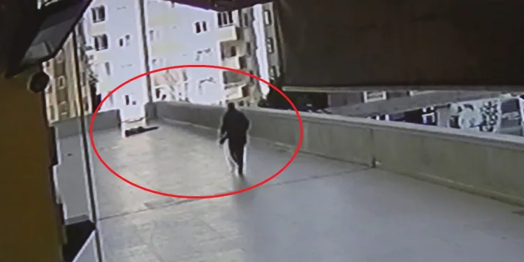 21 katlı apartmanın 12’nci katından düştü