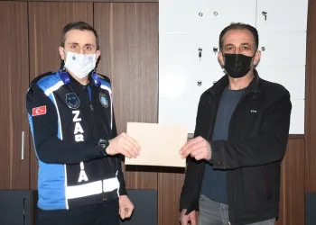 Bursa’da yolda bulunan para sahibine teslim edildi