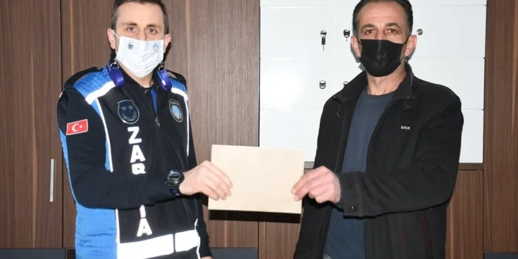 Bursa’da yolda bulunan para sahibine teslim edildi
