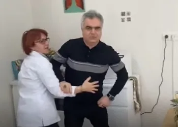 Bu kez doktor hasta yakınına saldırdı