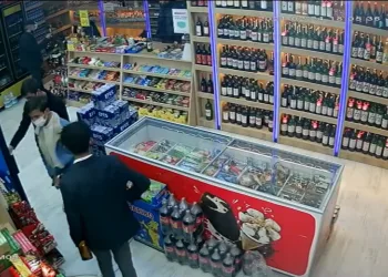 Bursa’da tekel bayisine müşteri gibi girip içkileri çaldılar