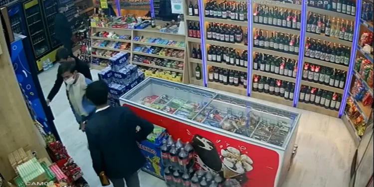 Bursa’da tekel bayisine müşteri gibi girip içkileri çaldılar