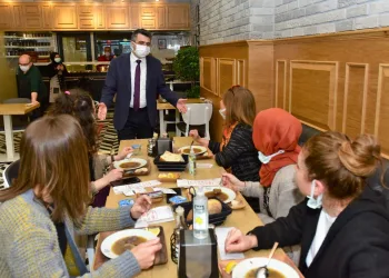 Başkan Yılmaz’dan kepenk açan esnafa ziyaret