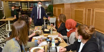 Başkan Yılmaz’dan kepenk açan esnafa ziyaret