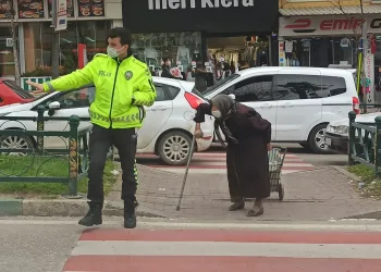 Akan trafik Firdevs teyze için durdu