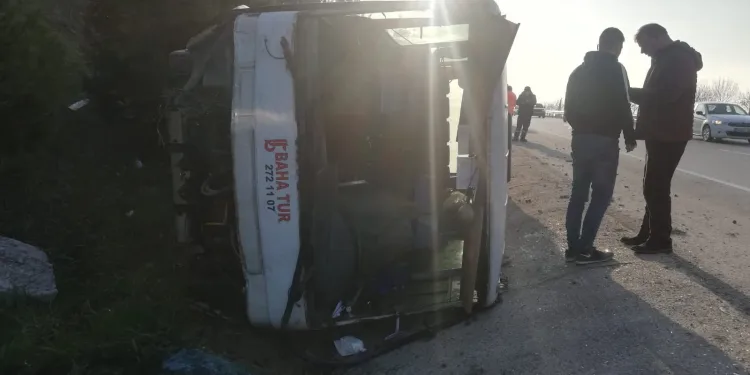 Bursa’da lastiği patlayan otobüs devrildi: 18 yaralı