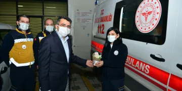 Yıldırım Belediyesi kadın personeline çiçek taktim edildi