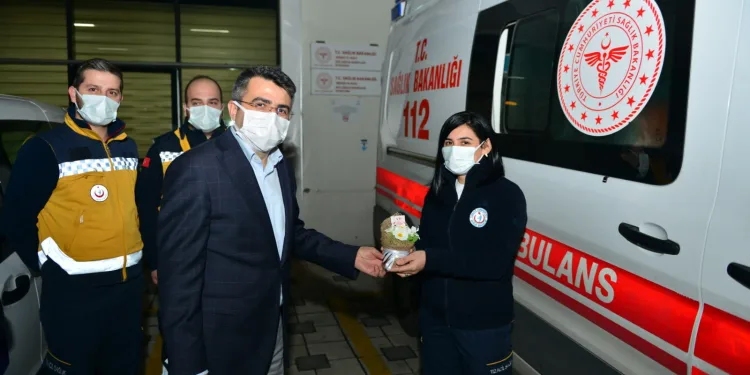 Yıldırım Belediyesi kadın personeline çiçek taktim edildi