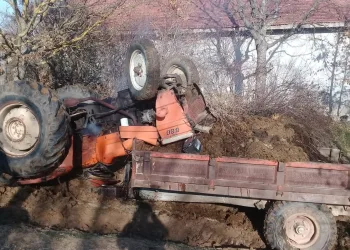 Bursa’da devrilen traktörden yaralı kurtuldu