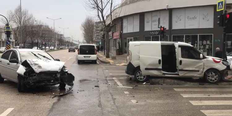 Bursa’da kırmızı ışık ihlali: 9 yaralı