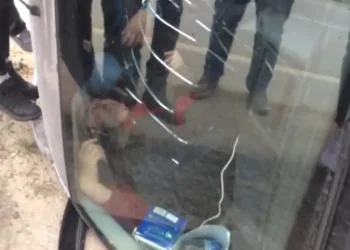 Tekerleği kopan araçta sıkıştı kurtarılmayı bekledi