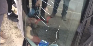 Tekerleği kopan araçta sıkıştı kurtarılmayı bekledi