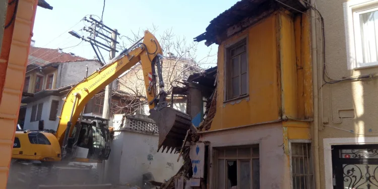 Osmangazi’de metruk binalara karşı mücadele
