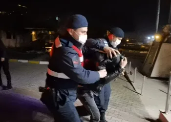 Gömdüğü uyuşturucuyu çıkarırken yakalandı