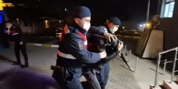 Gömdüğü uyuşturucuyu çıkarırken yakalandı