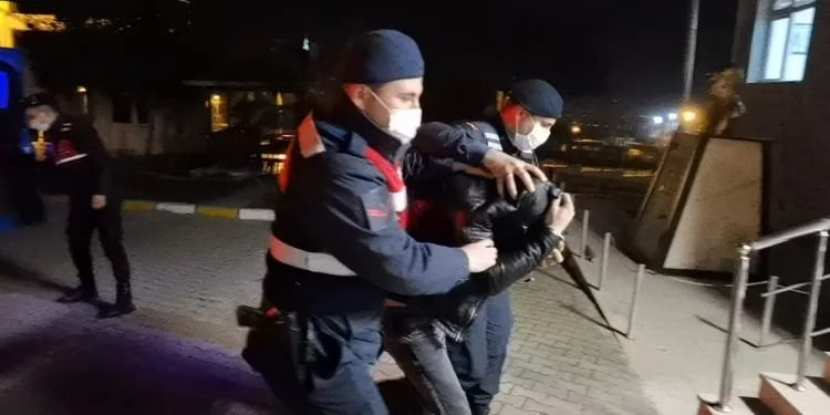 Gömdüğü uyuşturucuyu çıkarırken yakalandı