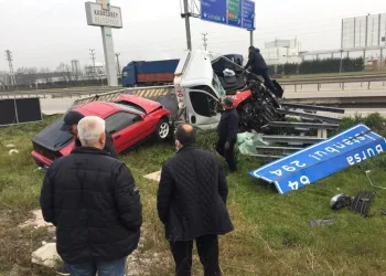 Bursa’da oto kurtarıcı taşıdığı araçla şarampole devrildi