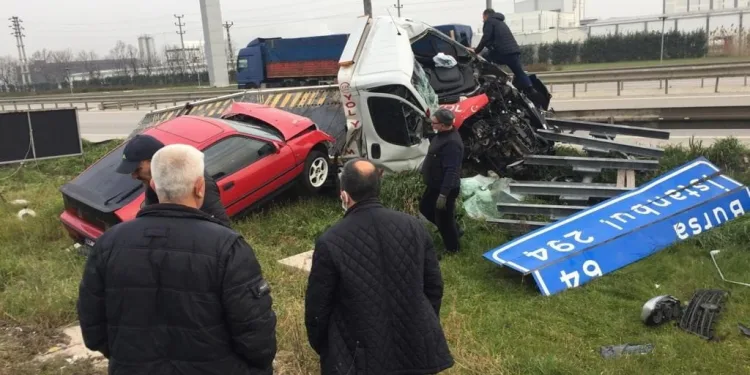 Bursa’da oto kurtarıcı taşıdığı araçla şarampole devrildi