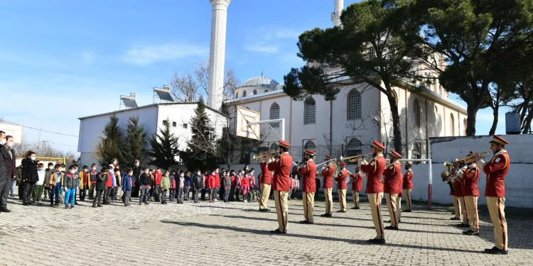 Mustafakemalpaşa Belediyesi Bando Takımı’ndan öğrencilere konser
