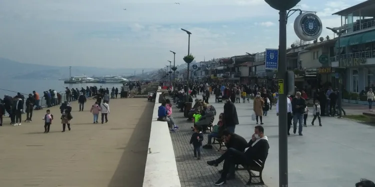 Güzel havayı gören Bursalılar sahile akın etti