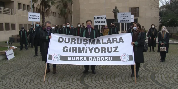 Bursa’da avukatlar sessiz eylem başlattı