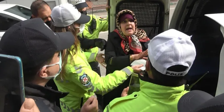Bursa’da maske tartışması! Anne kız ortalığı birbirine kattı