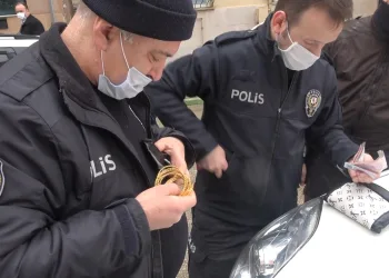 Simit almaya diye çıktı, altın ve para dolu çanta buldu