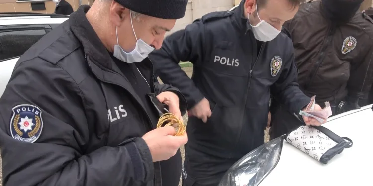 Simit almaya diye çıktı, altın ve para dolu çanta buldu
