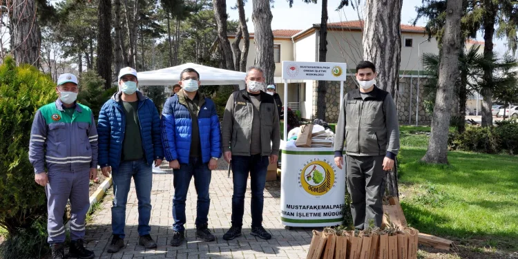 Mustafakemalpaşa’da vatandaşlara ücretsiz fidan dağıtıldı