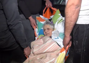 Bursa’da yangından mahsur kalan felçli kadın kurtarıldı