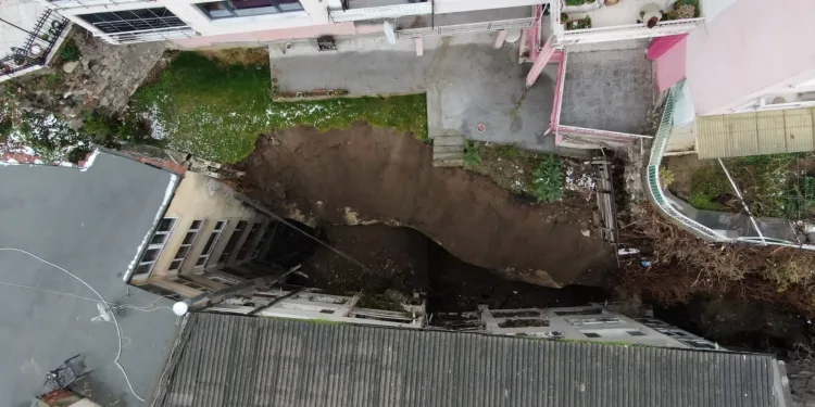Bursa’da istinat duvarı çöktü! Vatandaşlar tahliye edildi
