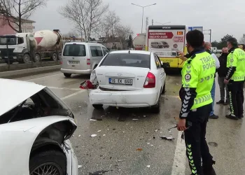 Bursa’da zincirleme kaza korkuttu, trafik kilitlendi