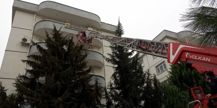 Bursa’da 5. kattan düşen kedisi kurtarıldı, göz yaşlarına boğuldu