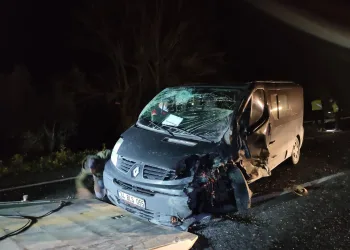 Bursa’da minibüsle otomobil kafa kafaya çarpıştı: 3 yaralı