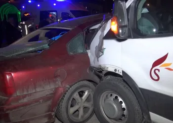 Bursa’da kaza yaptıkları araçta sıkıştılar