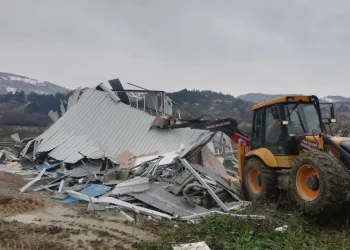 İnegöl’de 8 kaçak yapı yıkıldı