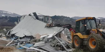 İnegöl’de 8 kaçak yapı yıkıldı