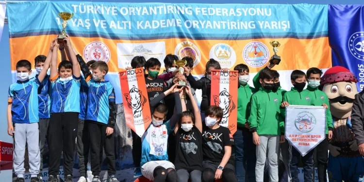 Dostum Oryantiring Takımı başarıdan başarıya koşuyor