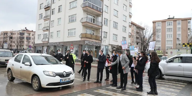 Bursa İnegöl’de yaya geçitleri kırmızıya boyandı
